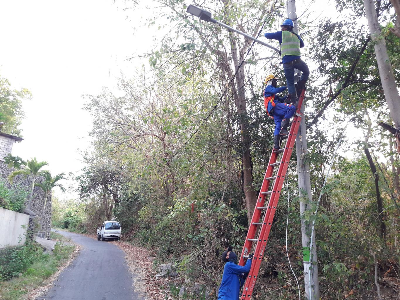 Pemasangan Lampu Penerangan Jalan Umum